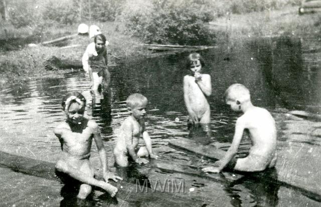 KKE 050.jpg - Wakacje u Nahornych w Hurbiszczach. Od lewej: pierwsza Alicja Orzechowska, drugi Jerzy Nahorny, trzecia Irena Nahorna, czwarty  Henryk Orzechowski. Powżej Kazimiera Muszałowska, 1933 r.